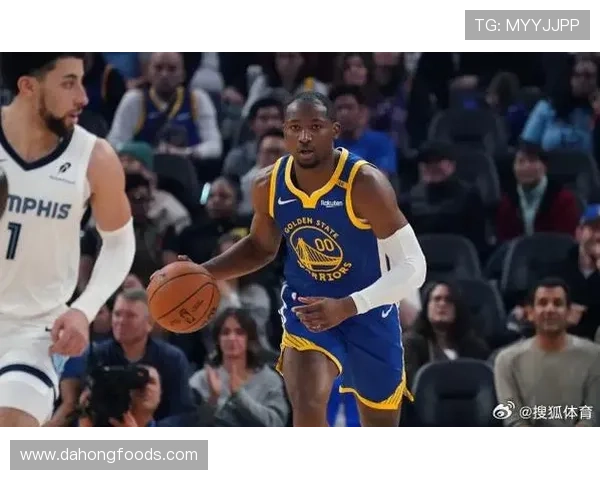 乔纳森库明加成功解决合同纠纷重返勇士队展现灿烂笑容